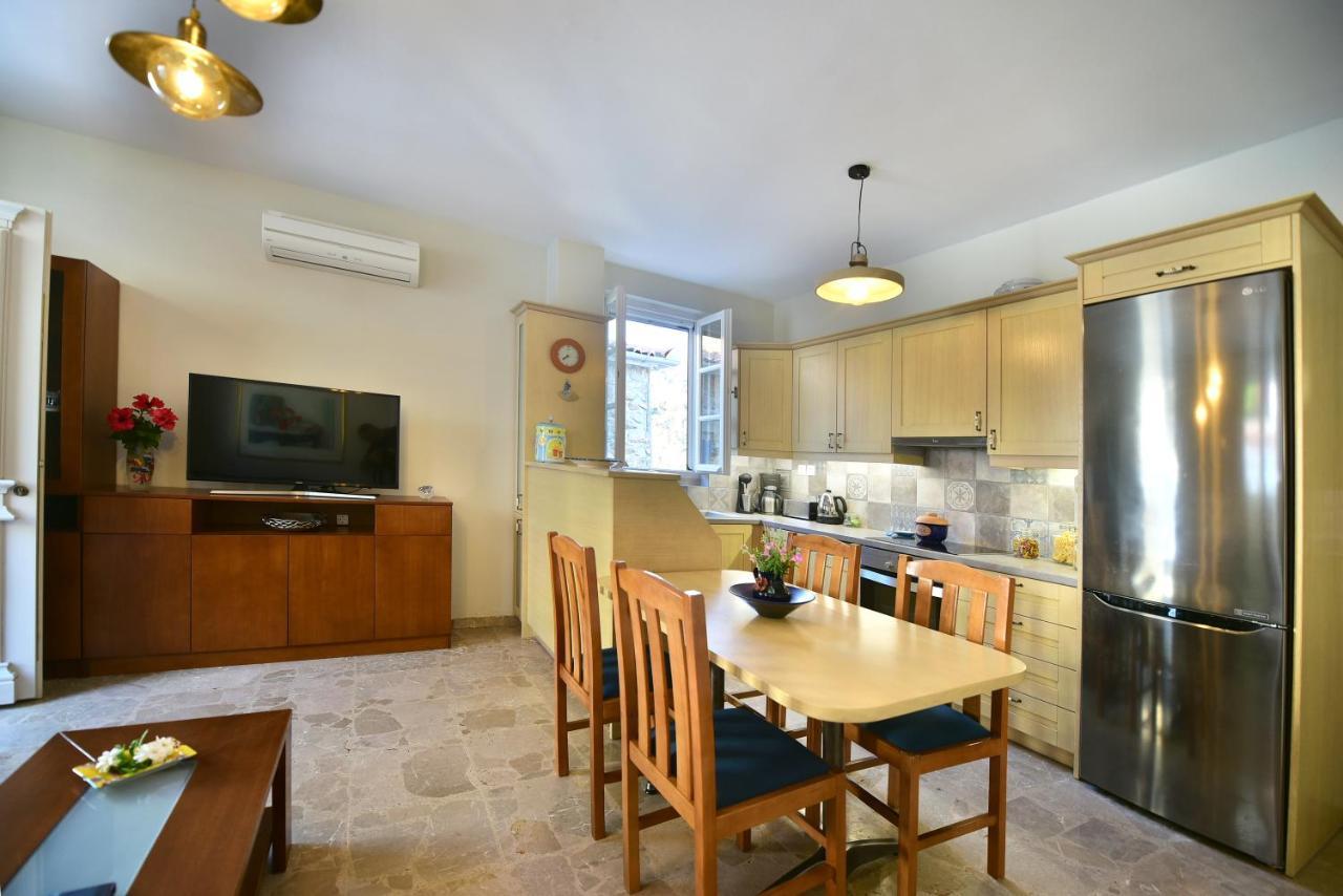 Feel At - Family House In Hydra Apartment